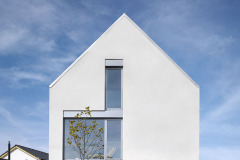 Obývací pokoj s kuchyní a jídelnou se nachází na úrovni zahrady