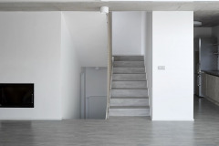 Schodiště stoupá kolem dětských pokojů až k hlavní ložnici. Nejníže položená část domu obsahuje technické zázemí.