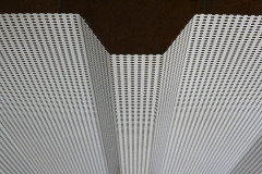 Základem pro řešení akustiky stávajících halových staveb je akustický podhled ISOVER ROOF ACOUSTIC CEILING z nízkého perforovaného trapézového plechu s akustickou minerální výplní