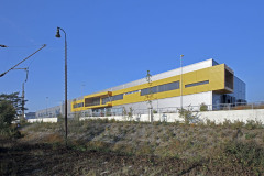 Nová skladovací a distribuční hala, v niž bylo umístěno také administrativní oddělení, navazuje na halu, která byla postavena již dříve, v současné době se pracuje na návrhu další etapy