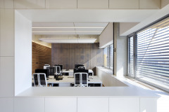 V interiérech architekt kombinoval dřevo a kov v různých podobách