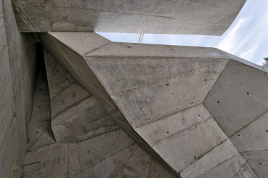 Nosná konstrukce novostavby byla navržena jako železobetonový monolitický skelet atypického tvaru