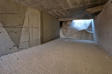 Kromě stěn, sloupů a stropních desek tvoří obvodovou konstrukci skořepina z různě ukloněných nepravidelných mnohoúhelníkových stěn. S ostatními nosnými konstrukcemi objektu tvoří prostorový celek