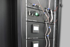 Kromě bateriových článků s BMS a nabíjecí jednotky stanice obsahuje také MPPT modul, invertor a modul synchronizace