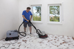 Aplikace Baumit Nivello na dřevěný podklad – broušení původní dřevěné podlahy