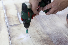 Aplikace Baumit Nivello na dřevěný podklad – fixace nestabilních prvků původní dřevěné podlahy