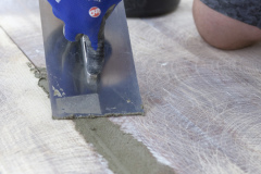 Aplikace Baumit Nivello na dřevěný podklad – spárování původní dřevěné podlahy cementovou maltou Baumit Baumacol Preciso