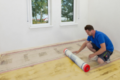 Aplikace Baumit Nivello na dřevěný podklad – vkládání sklotextilní síťoviny Baumit CeramicTex do skladby podlahy