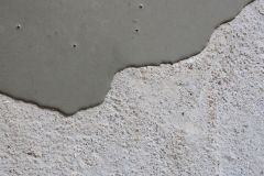 Aplikace Baumit Nivello na dřevěný podklad – detail vrstvy stěrky