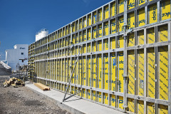 Moderní stěnové bednění Doka Framax Xlife Plus přináší na staveniště logicky rastrovaný systém, velkoplošné panely a jednostranné kotvy. Díky nim je obednění svislých konstrukcí rychlé, přesné a bezpečné. Logický rastr a kvalitní bednicí deska navíc přináší možnost využití pro pohledové betony.