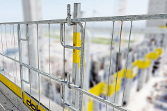 Ochrana volného okraje Doka XP z programu Doka Safety je kompatibilní s bednicími systémy a využít ji lze i pro hrubou stavbu