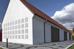 Průčelí s průduchy pro větrání zůstalo zachováno