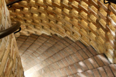 Podzemní část je přístupná po barokizujícím točitém schodišti