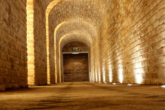 Lineární podzemní propojení se stávající budovou znovuobjevuje vstup do Křížového sklepa