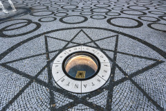 Symboly posvátné geometrie byly zakomponovány i nad rotundou v zadlážděném náměstí