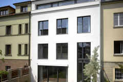 Do zahrady se dům otevírá velkými okny, která propojují interiéry