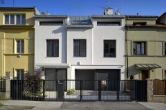 Průčelí do ulice ctí své sousedy