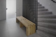 Otevřené schodiště vytváří průhledy přes všechna podlaží