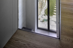 Vysoké okno a galerie v obývacím pokoji