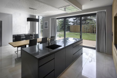 Okno v 1. PP je trojdílné posuvné