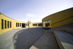 „Tvarově jsme se inspirovali Rondelem, který už v areálu školy stojí. Bylo by chybou navrhnout další solitér, který by tříštil koncepci areálu. Nicméně kruhovým tvarem podobnost s Rondelem končí. Vnitřní uspořádání, parter i materiály jsou z podstaty zadání odlišné,“ říká architekt David Grulich.