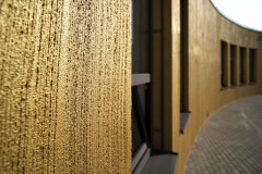 Fasáda má metalický zlatý nátěr