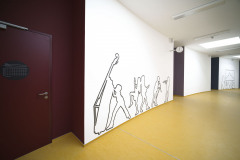 Význam středové zokruhované chodby posilují pravidelně řazené světlíky, dodávající pocit vertikálně neukončeného prostoru