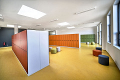V interiérech byl pro autory projektu důležitý výběr barev, které tvoří charakteristický prvek školy