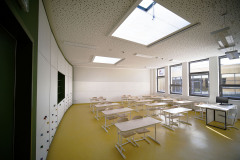 V učebnách je na stropě speciální zvukově pohltivý podhled z pravidelně děrovaného sádrokartonu