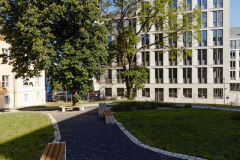 Ve vyšší části má objekt devět nadzemních podlaží – respektuje ráz původní nemocnice, díky jeho tvaru vznikly v areálu nové parkové zóny