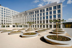 Stavba má půdorys písmene L, strop podzemních garáží bude sloužit jako veřejný prostor