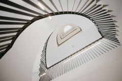 Schodiště pro devět podlaží má zajímavou a krásnou monolitickou konstrukci