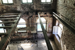 V budově I byly kompletně vyměněny krov a stropní trámy, nahradily je válcované profily IPE