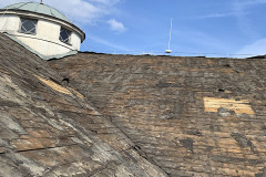 Střecha i krov musely být v budově E nahrazeny včetně věžičky a podokapních říms