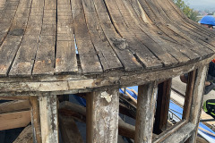 Střecha i krov musely být v budově E nahrazeny včetně věžičky a podokapních říms