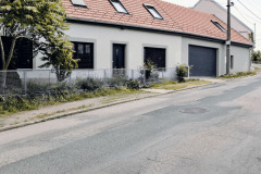 Průčelí domu do ulice zůstalo zachováno