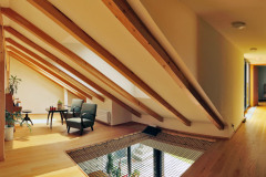 Příčné křídlo domu bylo očištěno od příček a nepůvodní části stropu. Tímto způsobem se prostor částečně otevřel do krovu.