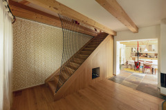 Obývací pokoj má při štítové zdi nové schodiště do podkroví