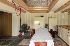 Kuchyně s jídelnou je propojená s obývacím pokojem