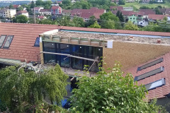 Většinu stropních konstrukcí bylo třeba vybudovat z nových dřevěných trámů, také krov potřeboval kompletní konstrukci – tradiční konstrukční systém a pozice prvků však zůstaly zachovány