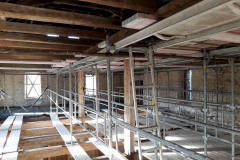 Kromě obvyklých lešení i náročné podstojkování a heverování pokleslých konstrukcí