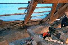 Nejhůře byl krov poškozen v úžlabích mezi střechou a sušícími věžemi. V celých úsecích již chyběla pozednice a krov byl pokleslý.