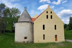 Jako dobrá prevence se jeví obnova spojovací stříšky. Byly vyměněny všechny klempířské konstrukce včetně okapových svodů a osazen hromosvod.