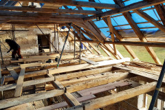 Pokles krovu vyvolal „roztažení“ styčné spáry vazných trámů. resp. stropnic na středovém průvlaku do té míry, že hrozily „ujetím“