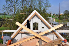 Pádem hrozil i štít hranolové sušící věže. V rámci přezdívání byly obnoveny původní otvory.