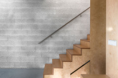 Hladký povrch podlah a nábytku v kontrastu s režným zdivem