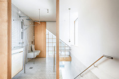 Stěžejní myšlenkou návrhu jsou průhledy domem