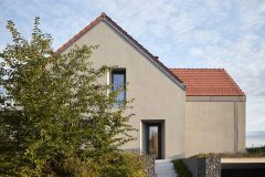 Kletovaná omítka se na tomto domě povedla, i když se jedná o poměrně složitou a pracnou záležitost. Díky broušení se prokreslí kamínky a vznikají jakési obrazce, ojedinělý a krásný povrch.