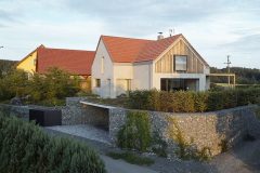 Konfigurace původní stavby se úplně změnila, svah zpevňuje gabionová zeď, na terase nad parkovacím stáním vznikla zelená střecha