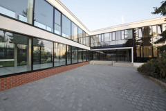 Nová fasáda ze systémových rámových profilů z hliníkové slitiny s přerušenými tepelnými mosty u hlavního vstupu